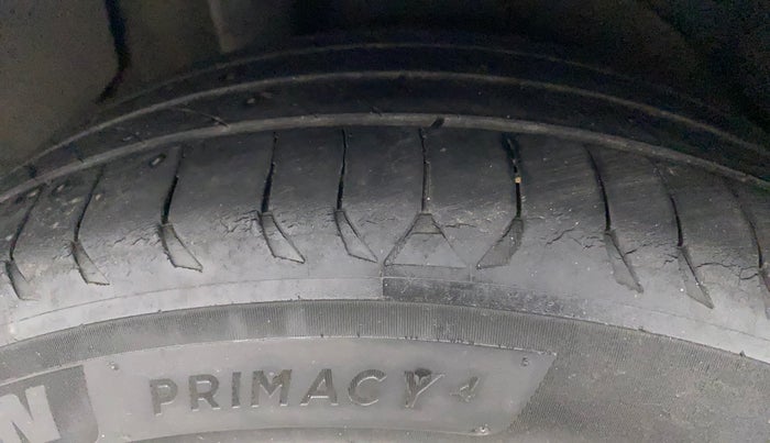 2016 Hyundai New Elantra 2.0 SX(O) AT PETROL, Petrol, Automatic, 1,21,498 km, Right Rear Tyre Tread
