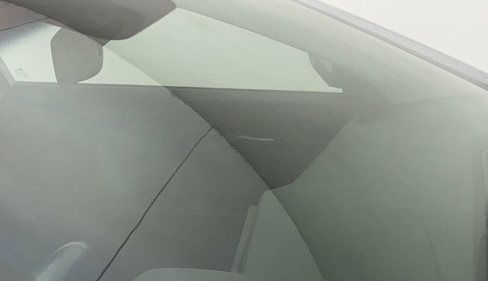 2016 Hyundai New Elantra 2.0 SX(O) AT PETROL, Petrol, Automatic, 1,21,498 km, Front windshield - Minor spot on windshield