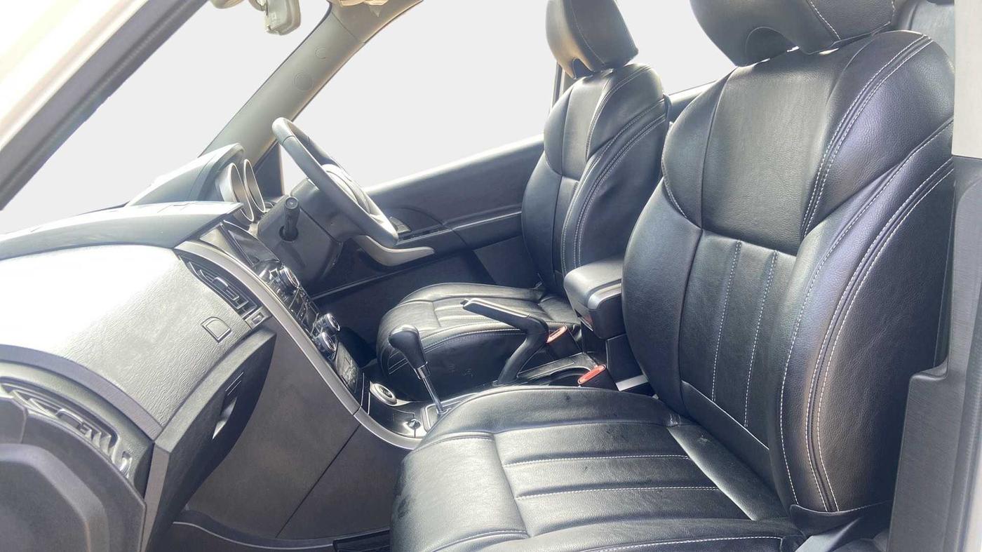 2018 Mahindra XUV500 W7 AT, Diesel, Automatic, 14,492 km, Right Side Front Door Cabin