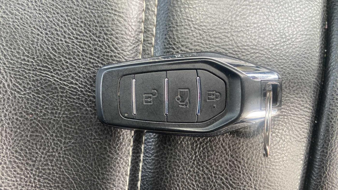 2018 Mahindra XUV500 W7 AT, Diesel, Automatic, 14,492 km, Key Close Up