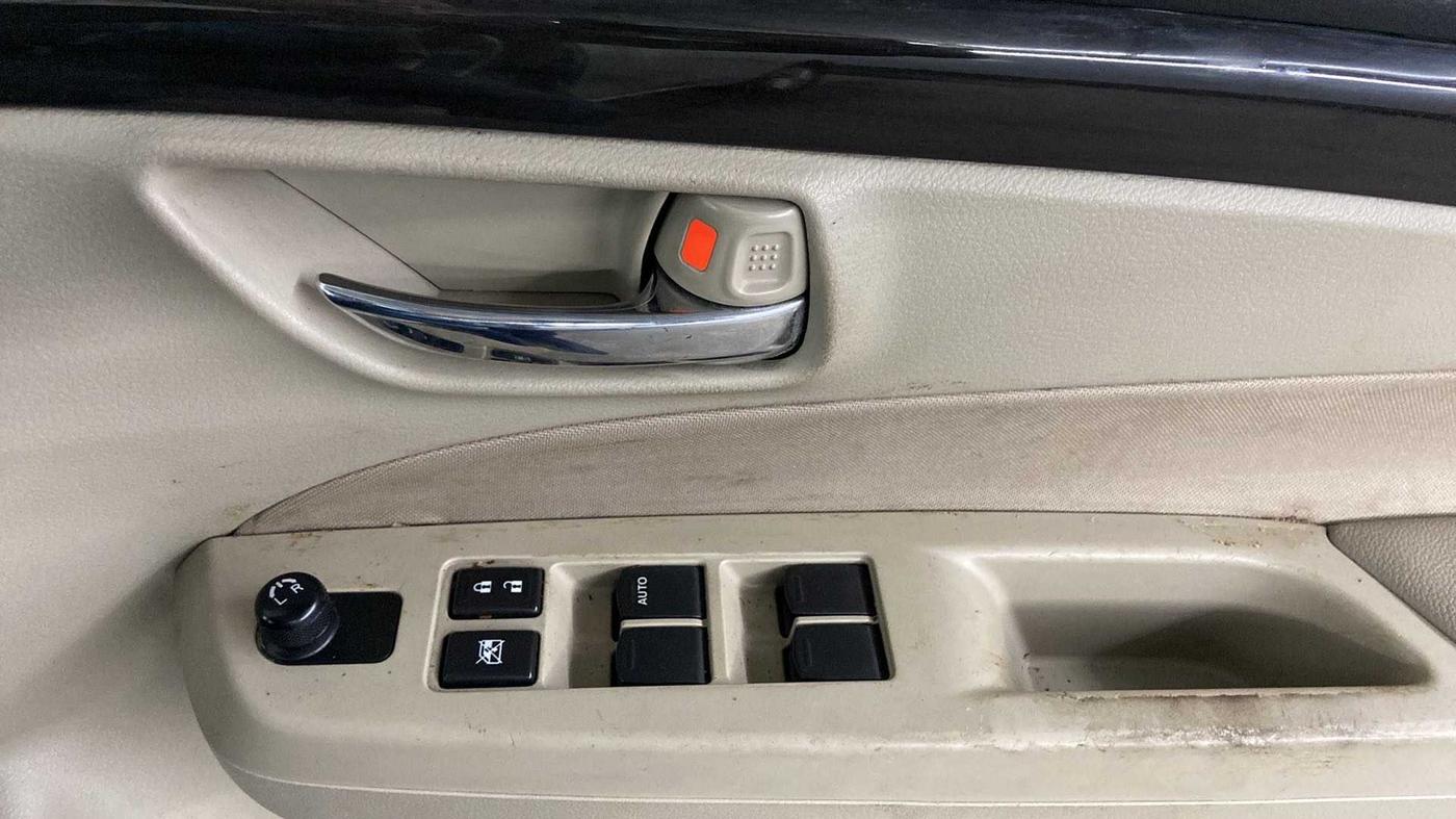 2017 Maruti Ciaz DELTA 1.4 MT PETROL, Petrol, Manual, 54,531 km, Driver Side Door Panels Control