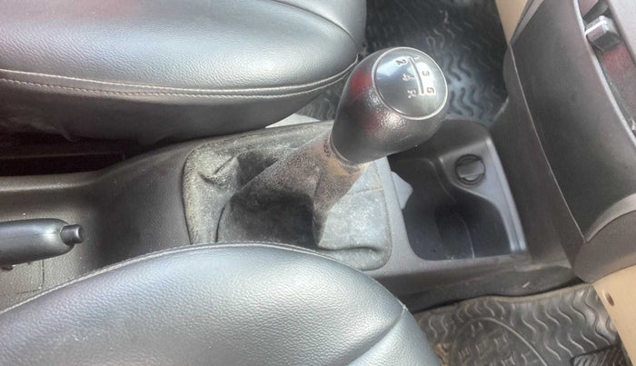 2015 Hyundai Eon MAGNA +, Petrol, Manual, 27,927 km, Gear lever - Boot cover slightly torn