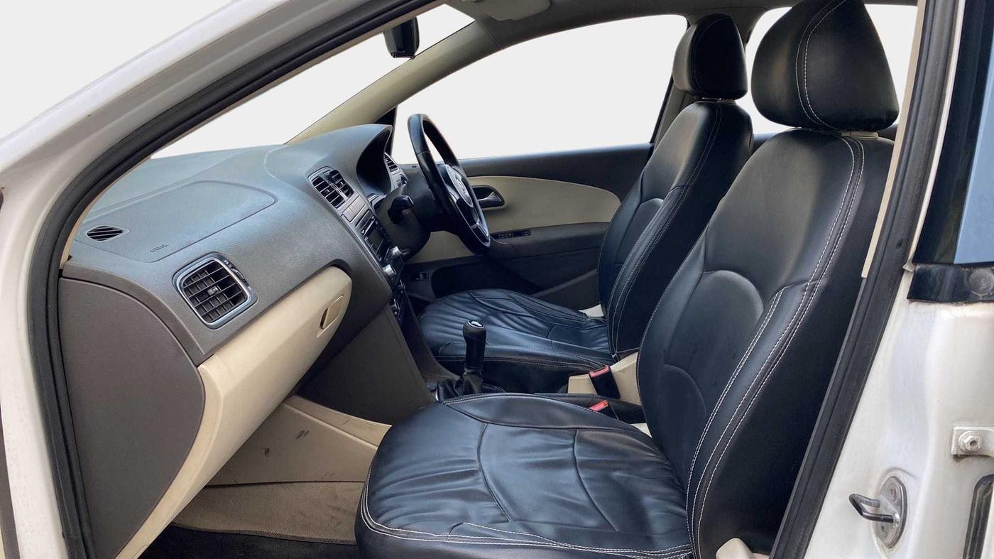 2011 Volkswagen Vento HIGHLINE 1.6 MPI, Petrol, Manual, 70,562 km, Right Side Front Door Cabin