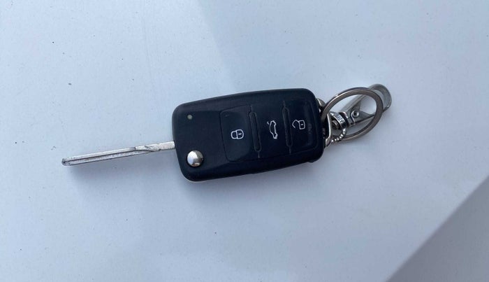 2011 Volkswagen Vento HIGHLINE 1.6 MPI, Petrol, Manual, 70,562 km, Key Close Up