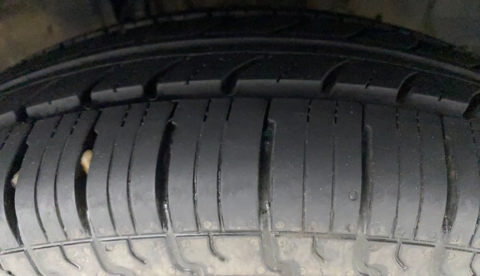 2021 Renault TRIBER RXL MT, Petrol, Manual, 56,933 km, Right Front Tyre Tread
