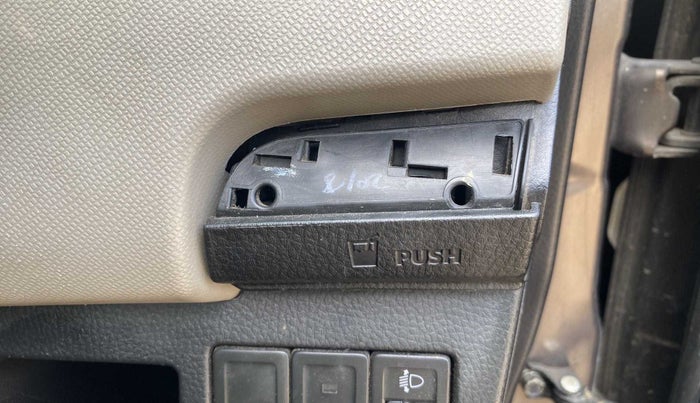 2015 Maruti Wagon R 1.0 VXI, Petrol, Manual, 18,666 km, Dashboard - Cup holder minor damage