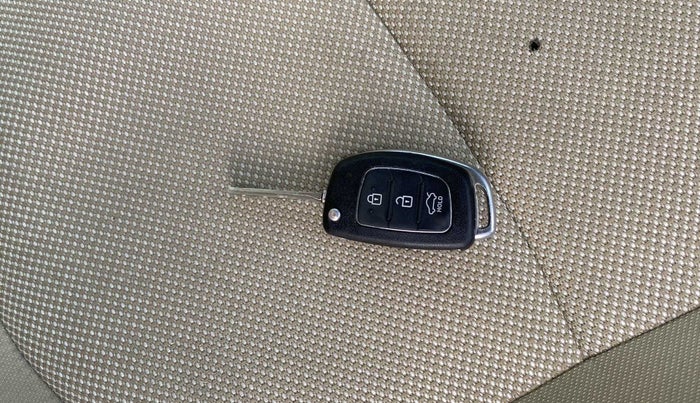 2013 Hyundai Verna FLUIDIC 1.4 CRDI, Diesel, Manual, 1,00,369 km, Key Close Up