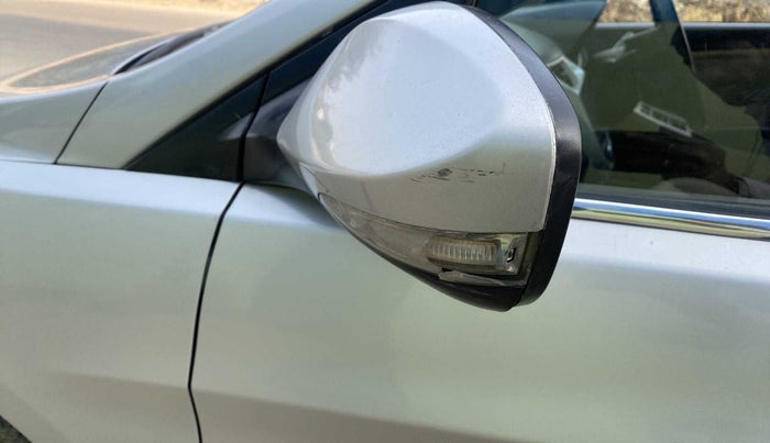 2013 Hyundai Verna FLUIDIC 1.4 CRDI, Diesel, Manual, 1,00,369 km, Left rear-view mirror - Indicator light has minor damage