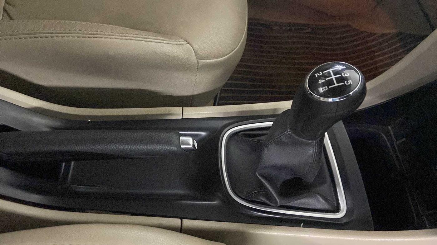 2016 Maruti Ciaz ZXI+, Petrol, Manual, 26,217 km, Gear Lever