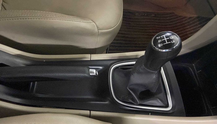 2016 Maruti Ciaz ZXI+, Petrol, Manual, 26,217 km, Gear Lever