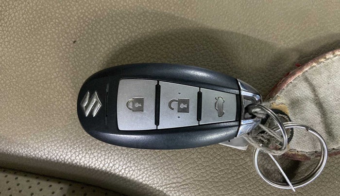 2016 Maruti Ciaz ZXI+, Petrol, Manual, 26,217 km, Key Close Up