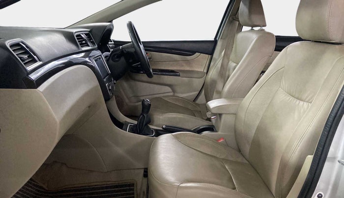 2016 Maruti Ciaz ZXI+, Petrol, Manual, 26,217 km, Right Side Front Door Cabin