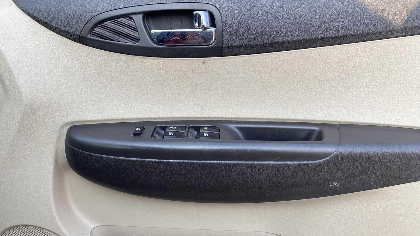 2013 Hyundai i20 MAGNA 1.4 CRDI, Diesel, Manual, 65,736 km, Driver Side Door Panels Control