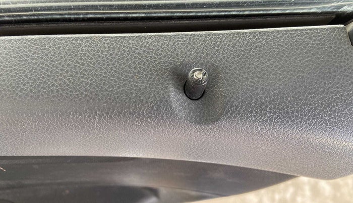 2020 Renault Kwid RXT 1.0 (O), Petrol, Manual, 35,754 km, Lock system - Door lock knob has minor damage