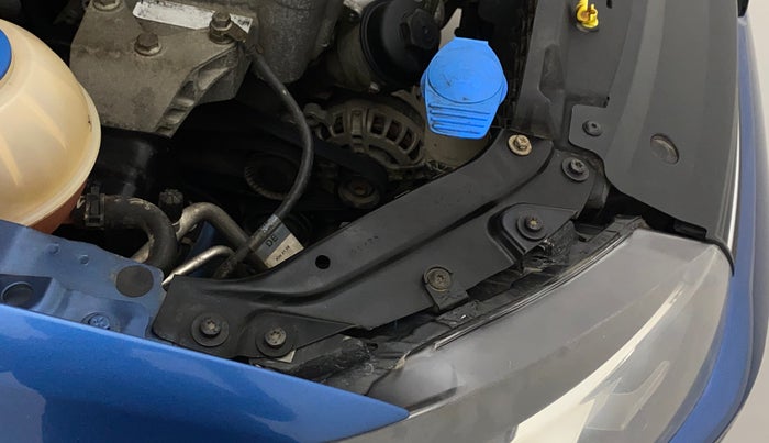 2016 Volkswagen Polo COMFORTLINE 1.2L, Petrol, Manual, 55,849 km, Right headlight - Clamp has minor damage
