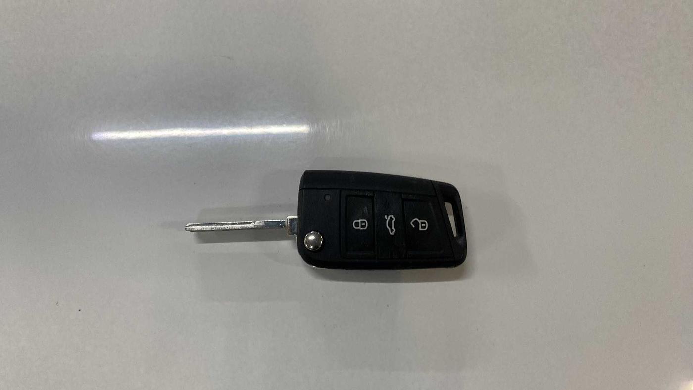2022 Volkswagen VIRTUS COMFORTLINE TSI 1.0 MT, Petrol, Manual, 8,244 km, Key Close Up
