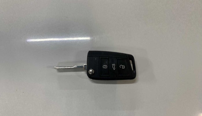 2022 Volkswagen VIRTUS COMFORTLINE TSI 1.0 MT, Petrol, Manual, 8,244 km, Key Close Up