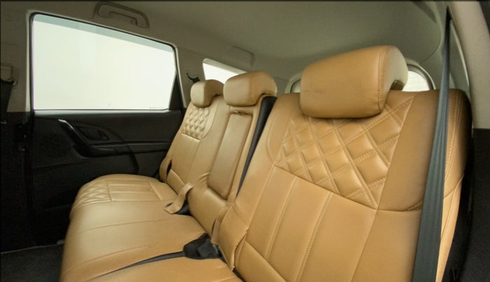 2019 Mahindra XUV500 W5, Diesel, Manual, 30,127 km, Right Side Rear Door Cabin