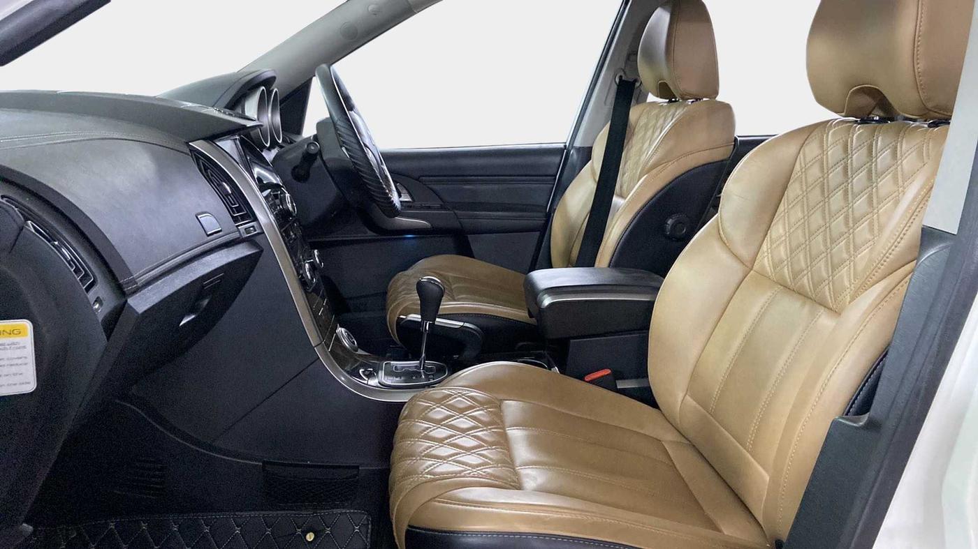 2021 Mahindra XUV500 W11 AT, Diesel, Automatic, 65,107 km, Right Side Front Door Cabin