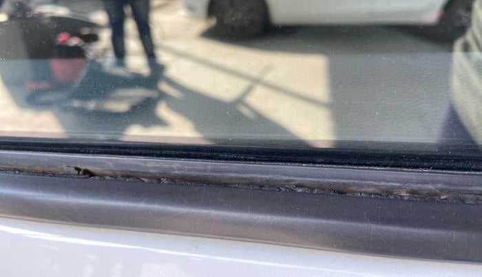 2019 Hyundai Xcent S 1.2, Petrol, Manual, 38,049 km, Front passenger door - Weather strip has minor damage