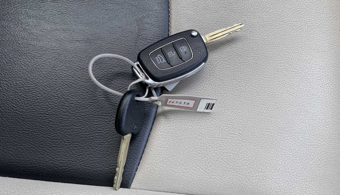 2020 Hyundai VENUE S 1.2, Petrol, Manual, 11,658 km, Key Close Up