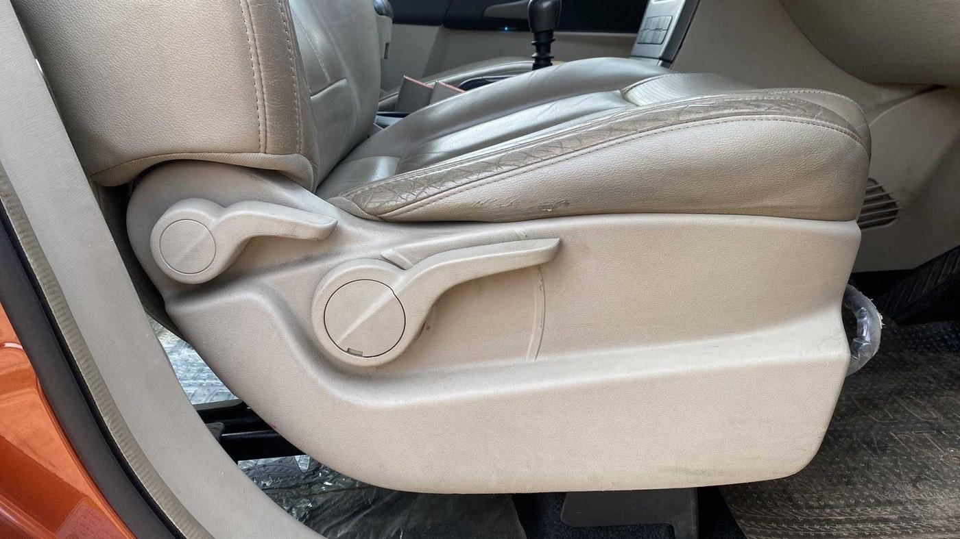 2015 Mahindra XUV500 W8, Diesel, Manual, 38,162 km, Driver Side Adjustment Panel