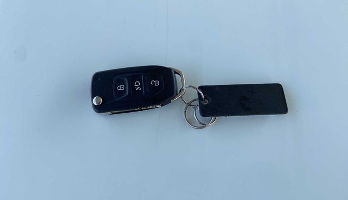 2020 Tata ALTROZ XE PETROL, Petrol, Manual, 21,635 km, Key Close Up