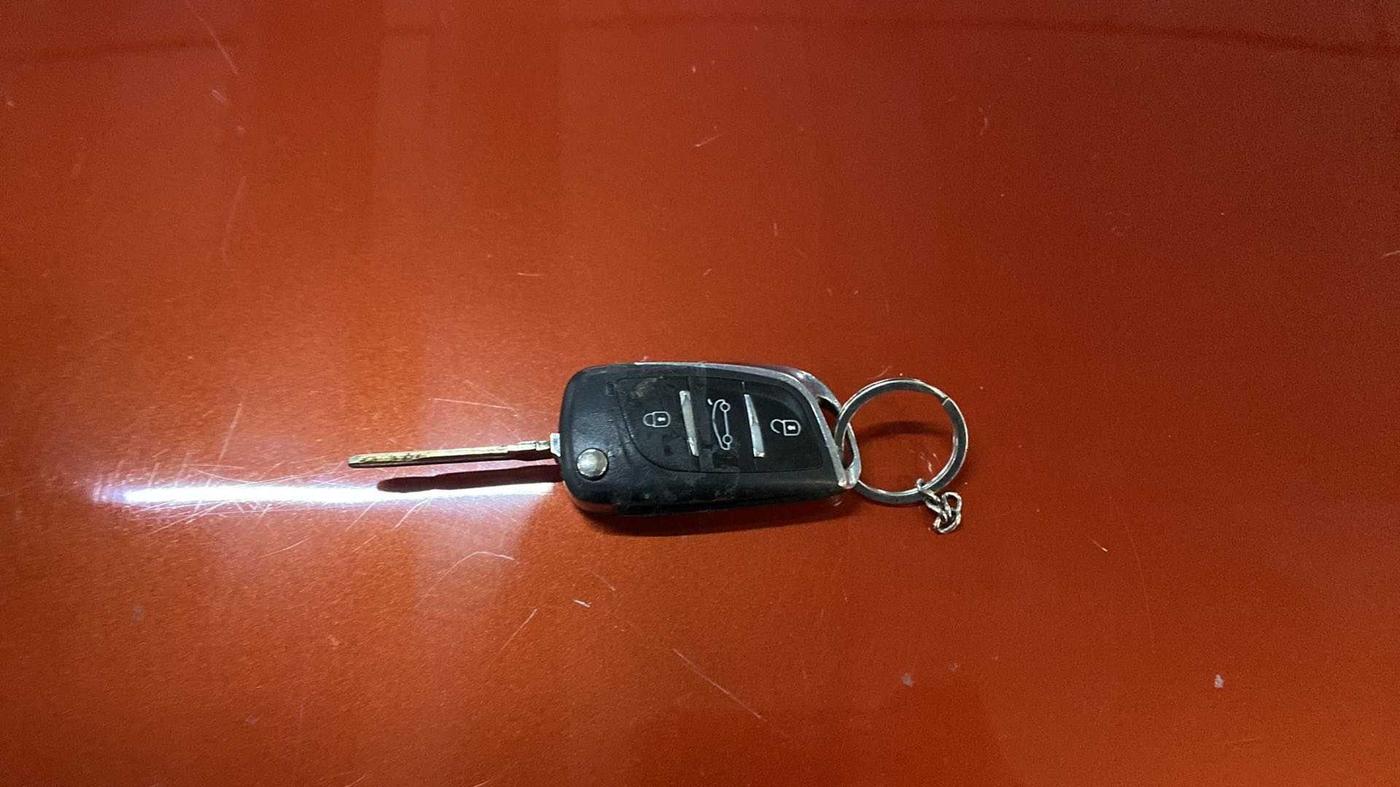 2016 Mahindra Kuv100 K8 6 STR, Petrol, Manual, 50,132 km, Key Close Up