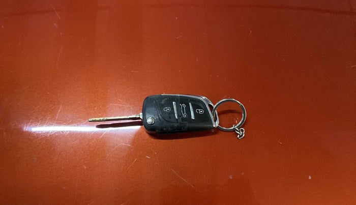 2016 Mahindra Kuv100 K8 6 STR, Petrol, Manual, 50,132 km, Key Close Up