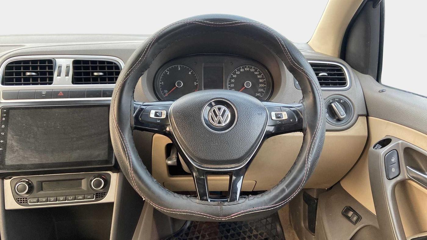 2016 Volkswagen Vento HIGHLINE DIESEL 1.5, Diesel, Manual, 1,17,599 km, Steering Wheel Close Up