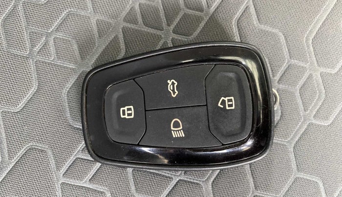 2020 Tata ALTROZ XZ PETROL, Petrol, Manual, 21,900 km, Key Close Up