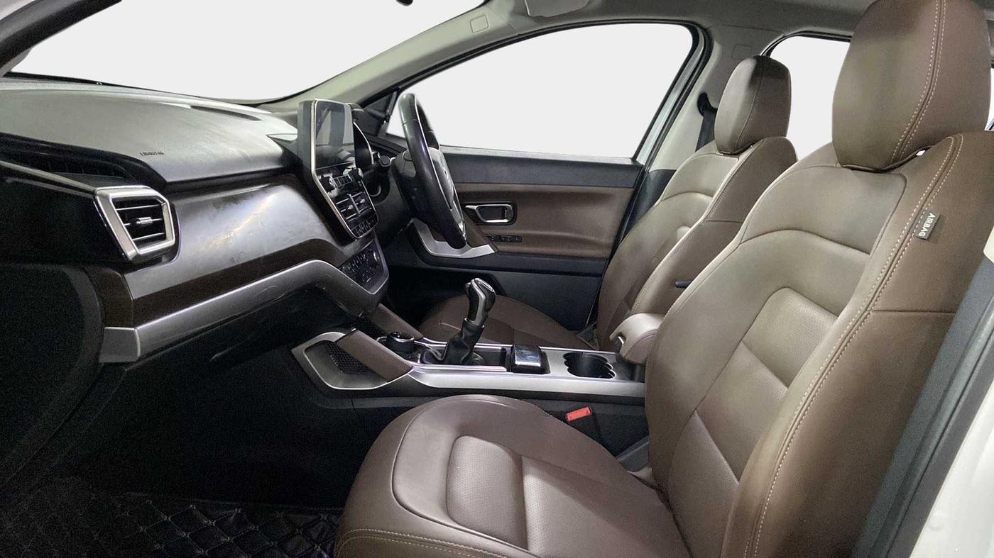 2020 Tata Harrier XZA PLUS 2.0L DUAL TONE, Diesel, Automatic, 48,760 km, Right Side Front Door Cabin