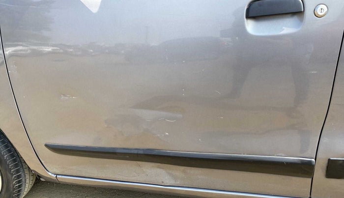 2016 Maruti Wagon R 1.0 VXI, Petrol, Manual, 59,587 km, Front passenger door - Line - Paint ok & Dent >8 inch(Dent on Criase Line)