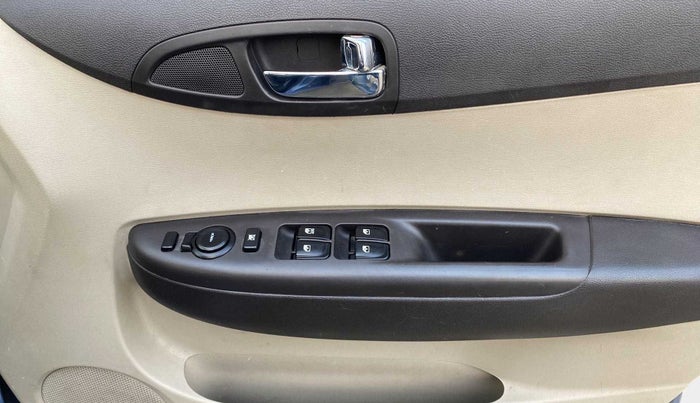 2013 Hyundai i20 MAGNA (O) 1.2, Petrol, Manual, 37,925 km, Driver Side Door Panels Control