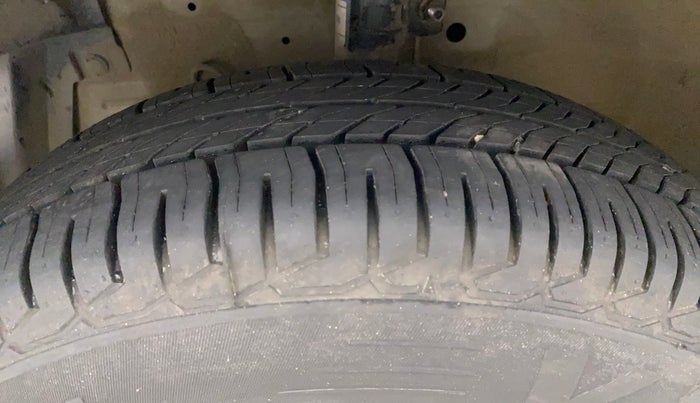 2014 Maruti Swift Dzire VXI, Petrol, Manual, 1,04,482 km, Left Front Tyre Tread