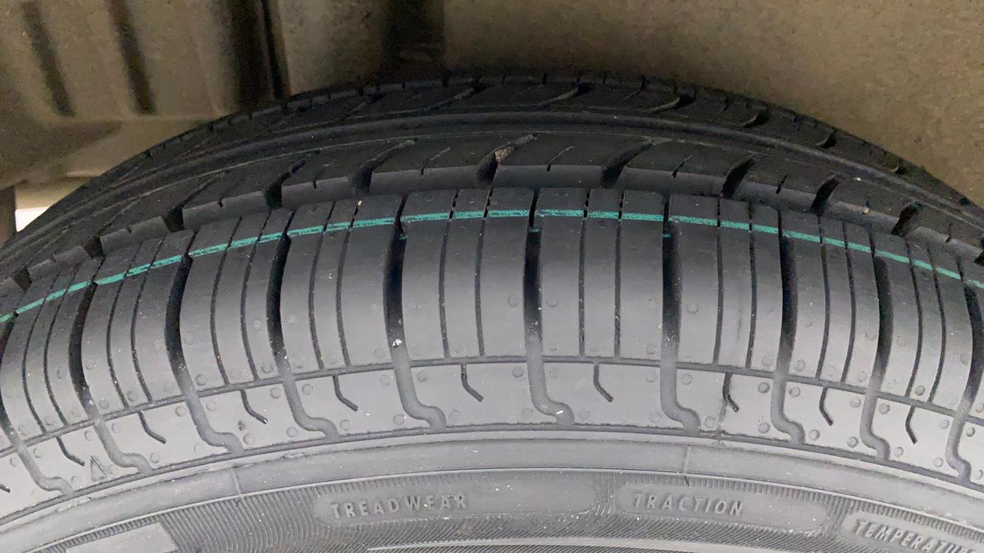 2014 Maruti Swift Dzire VXI, Petrol, Manual, 1,04,482 km, Right Rear Tyre Tread