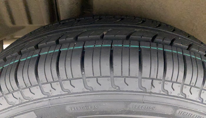 2014 Maruti Swift Dzire VXI, Petrol, Manual, 1,04,482 km, Right Rear Tyre Tread