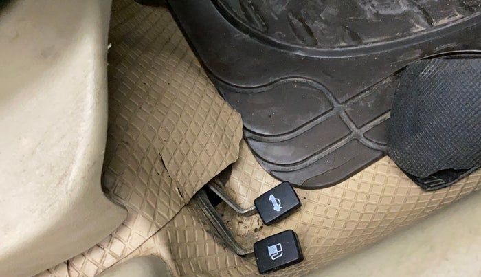 2014 Maruti Swift Dzire VXI, Petrol, Manual, 1,04,482 km, Flooring - Carpet is minor damage