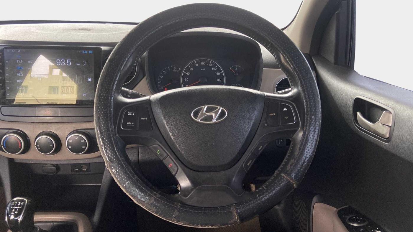 2014 Hyundai Grand i10 ASTA 1.1 CRDI, Diesel, Manual, 1,21,054 km, Steering Wheel Close Up