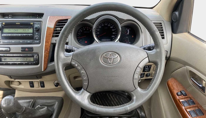 2011 Toyota Fortuner 3.0 4X4 MT, Diesel, Manual, 88,737 km, Steering Wheel Close Up