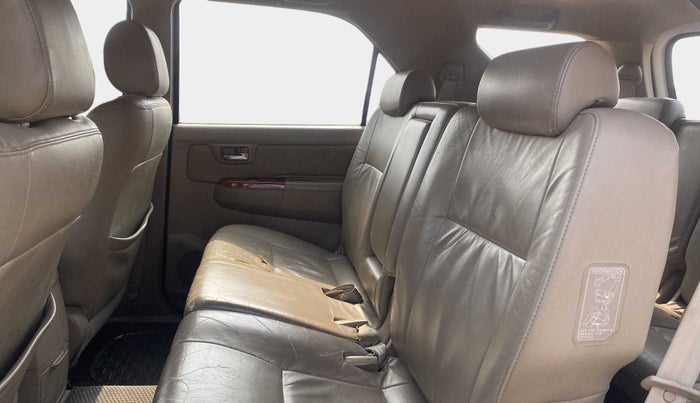 2011 Toyota Fortuner 3.0 4X4 MT, Diesel, Manual, 88,737 km, Right Side Rear Door Cabin