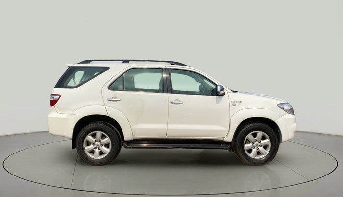 2011 Toyota Fortuner 3.0 4X4 MT, Diesel, Manual, 88,737 km, Right Side View