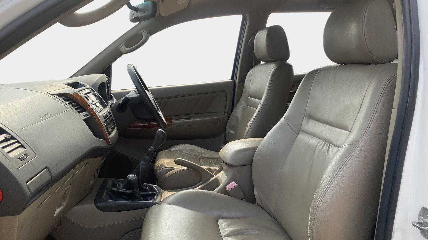 2011 Toyota Fortuner 3.0 4X4 MT, Diesel, Manual, 88,737 km, Right Side Front Door Cabin