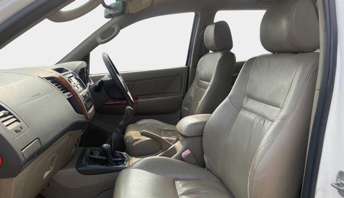 2011 Toyota Fortuner 3.0 4X4 MT, Diesel, Manual, 88,737 km, Right Side Front Door Cabin