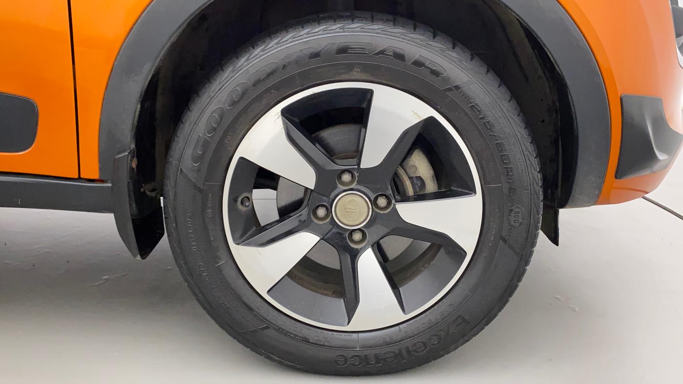 2019 Tata NEXON XZA PLUS DIESEL DUAL TONE, Diesel, Automatic, 35,671 km, Right Front Wheel