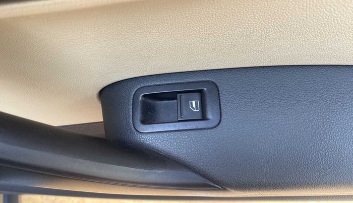 2015 Volkswagen Polo HIGHLINE1.2L, Petrol, Manual, 25,542 km, Right rear window switch / handle - Window making noise/ moving slow