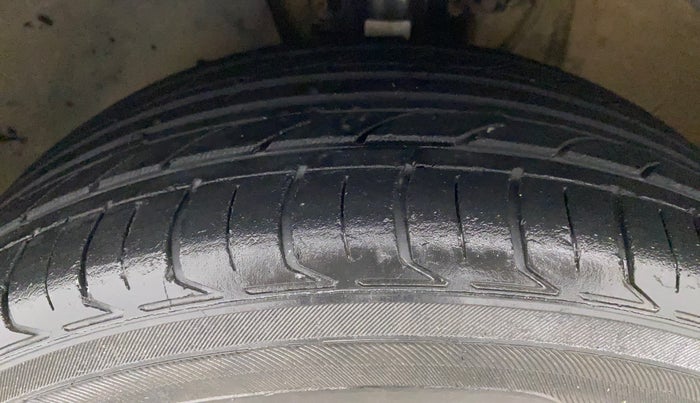 2013 Volkswagen Polo COMFORTLINE 1.2L PETROL, Petrol, Manual, 1,10,410 km, Left Front Tyre Tread