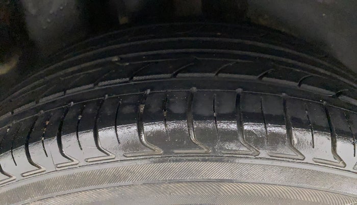 2013 Volkswagen Polo COMFORTLINE 1.2L PETROL, Petrol, Manual, 1,10,410 km, Right Rear Tyre Tread
