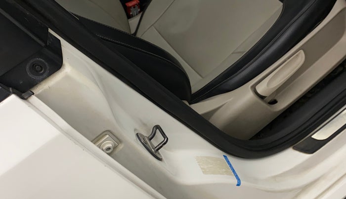 2013 Volkswagen Polo COMFORTLINE 1.2L PETROL, Petrol, Manual, 1,10,410 km, Driver-side door - Beading has minor damage