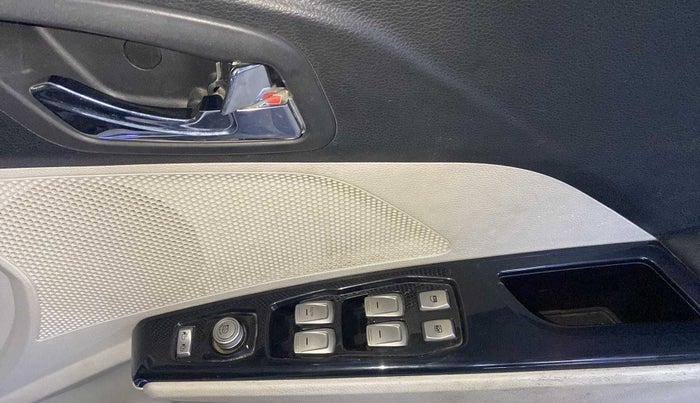 2020 Mahindra XUV300 W8 1.5 DIESEL, Diesel, Manual, 28,193 km, Driver Side Door Panels Control